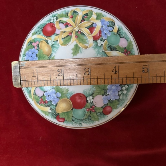 Mikasa Covered Trinket Box.”Christmas Bouquet” Christmas Garland. - Picture 8 of 10